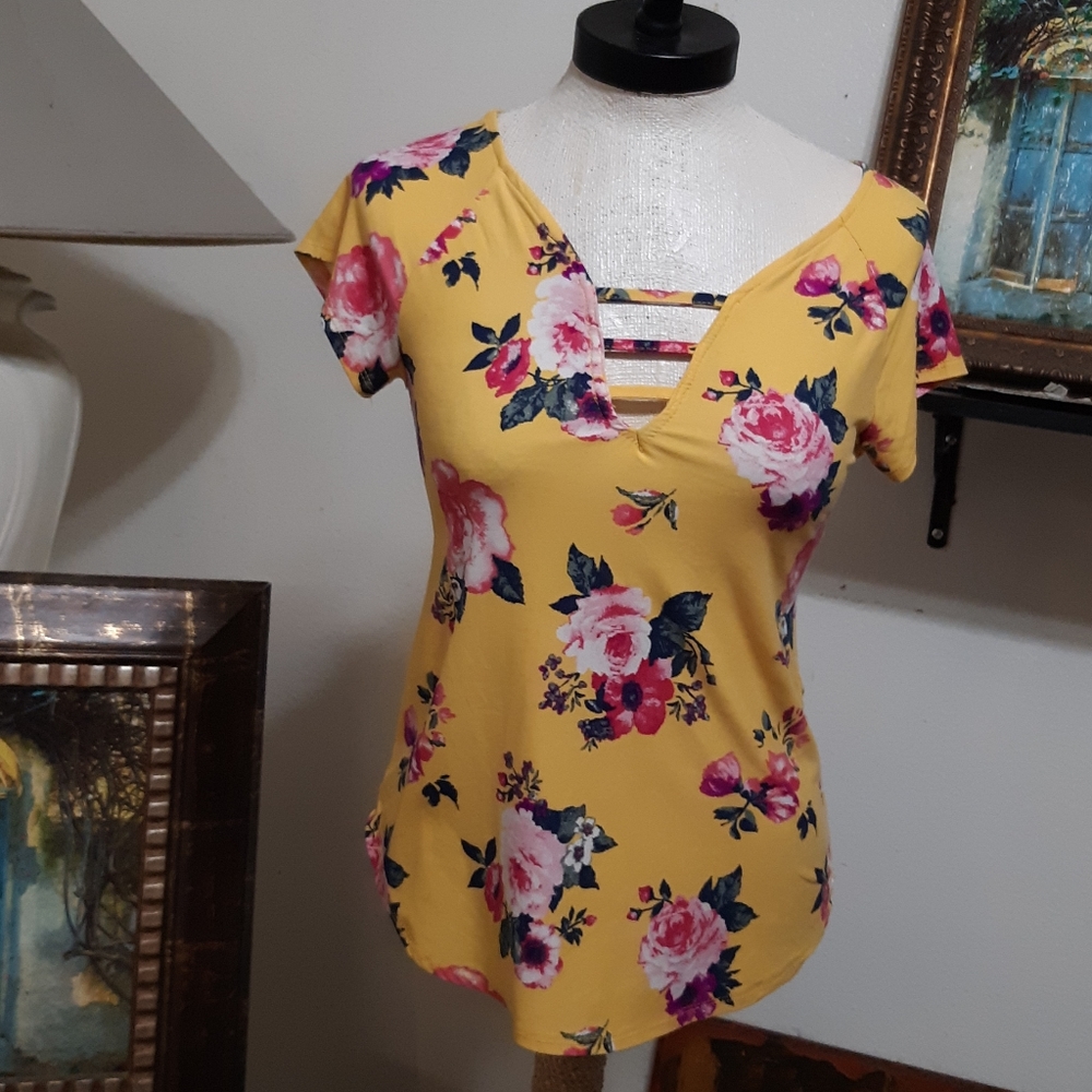 Womens Yellow Flower T Shirt size L Short Sleeve Summer Spring Cuteness